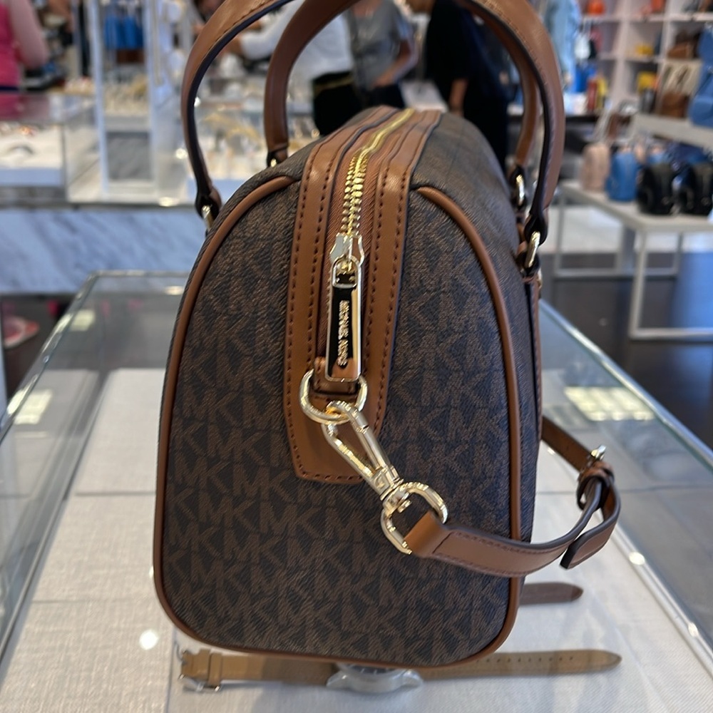 MICHAEL KORS JST TRAVEL MD DUFFLE SATCHEL SHOULDER CROSSBODY BAG MK BROWN
NWT - Picture 4 of 16